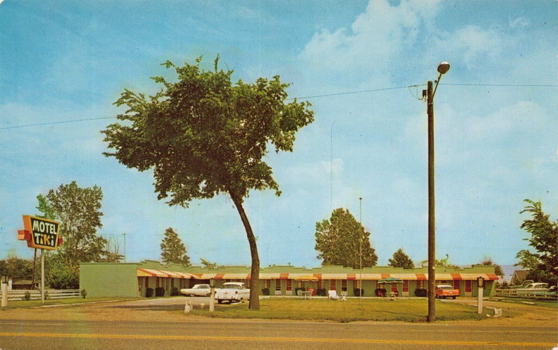Tiki Motel (Motel Tiki, C & D Motel) - Vintage Postcard (newer photo)